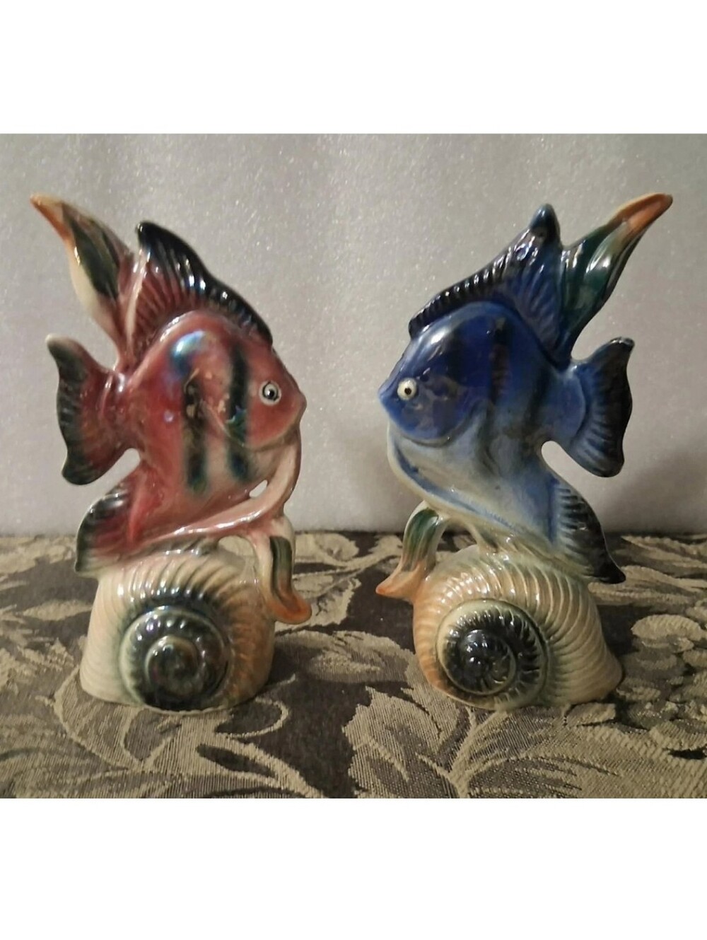 RARE VINTAGE AUSTRALIAN POTTERY FISH & SHELL STATUE SALT AND PEPPERS SHAKERS